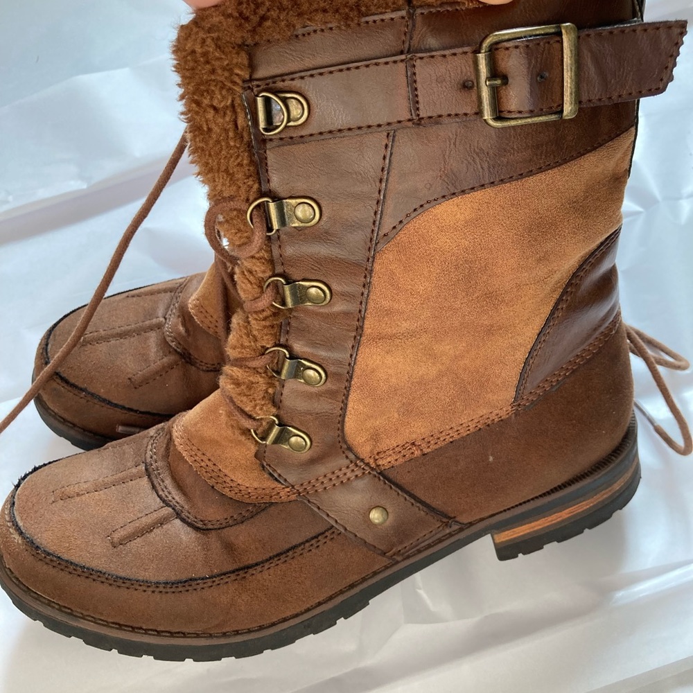 Winter faux fur lined lace up women’s boots size 10  rock candy